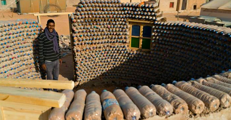 شاب جزائري يبني منازل بالقارورات البلاستكية في الصحراء