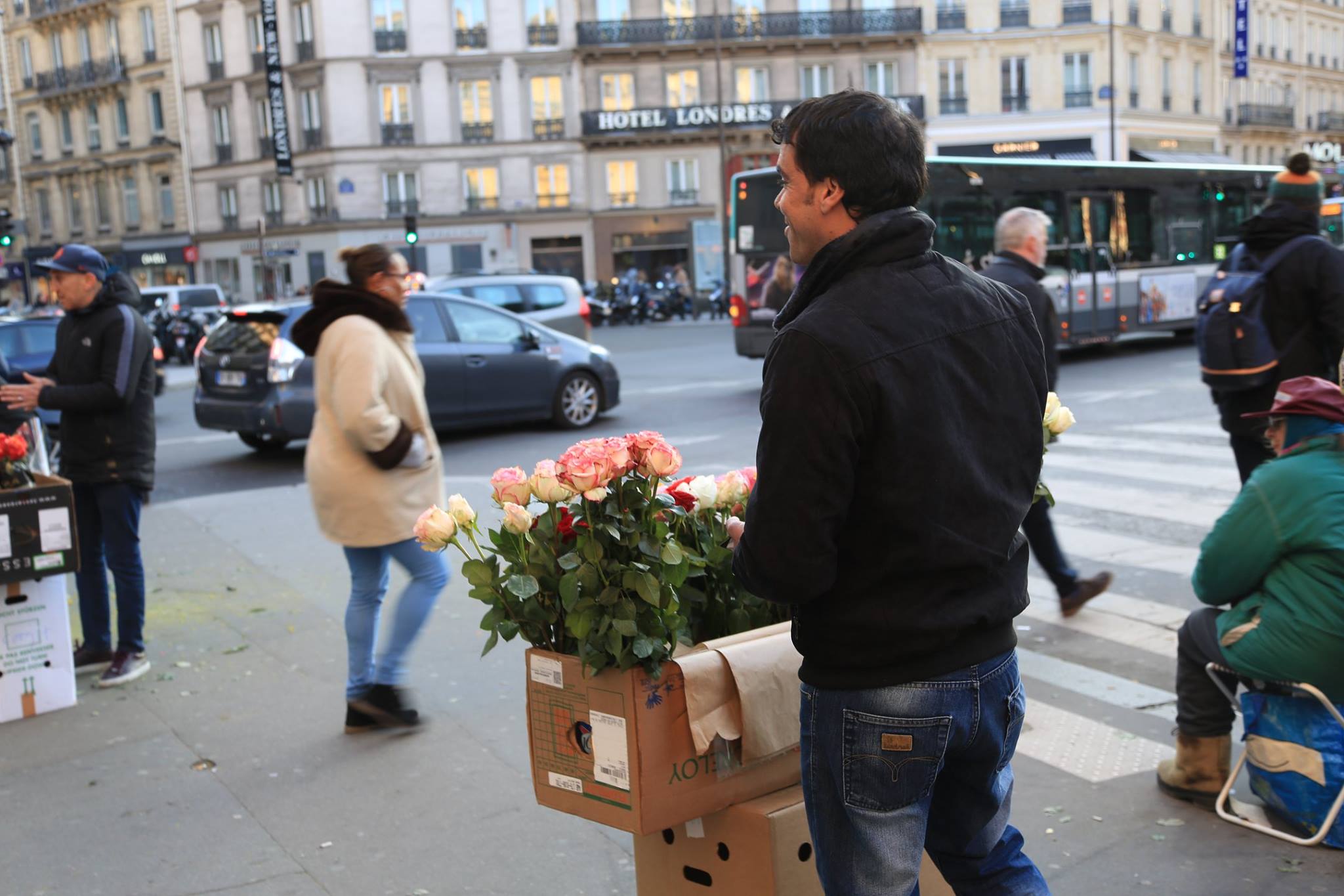 شباب جزائريون يبيعون الورود في باريس