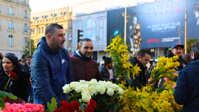 شباب جزائريون يبيعون الورود في باريس