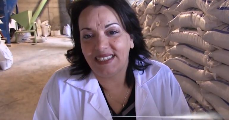نادية مداني جزائرية تحدت الإعاقة وفتحت مصنعا لأغذية الأغنام