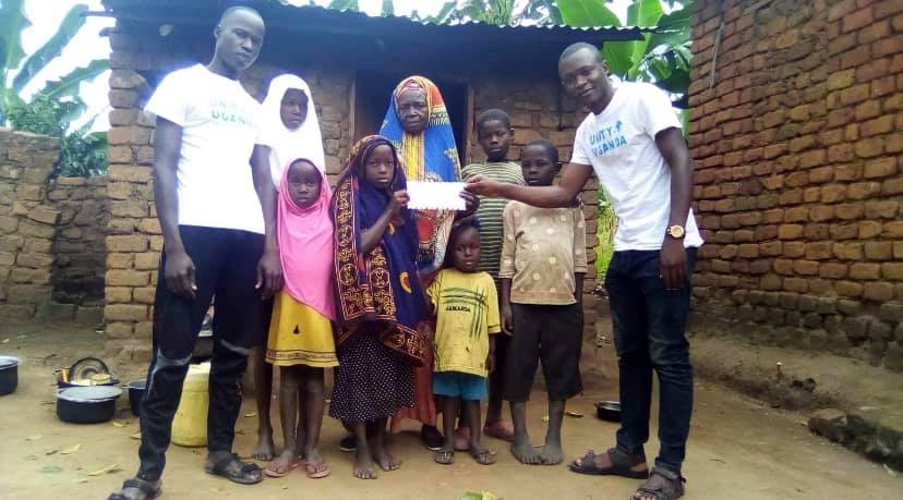 عائلة فقيرة في أوغندا تتلقى راتبها من منظمة باديس دياب "يونيتي" 