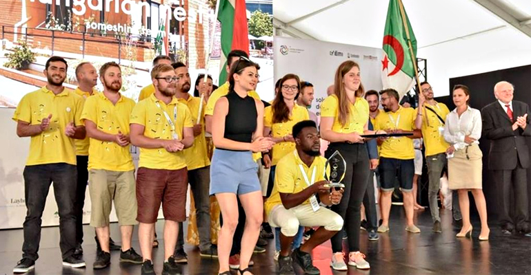 طلاب جزائريون رفقة طلاب مجريين، خلال مسابقة البيوت البيومناخية، 2019 (الجزيرة نت)