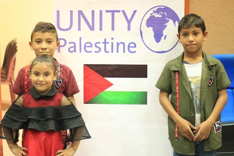 اطفال غزة سعداء بعد تلقيهم مساعدات من منظمة "يونيتي"