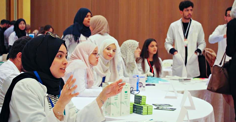 طلاب جزائريون يعملون على تعزيز القيم الانسانية لدى أطباء المستقبل - ﻧﺎﺩﻱ ﺇﻧﺴﺎﻥ - جامعة وهران