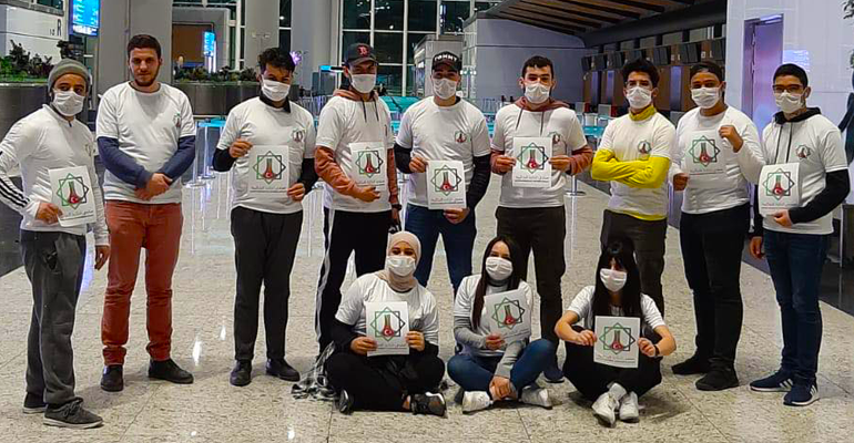 جزائريون يقدمون الدعم لإخوانهم العالقين في مطار إسطنبول منذ 7 أيام