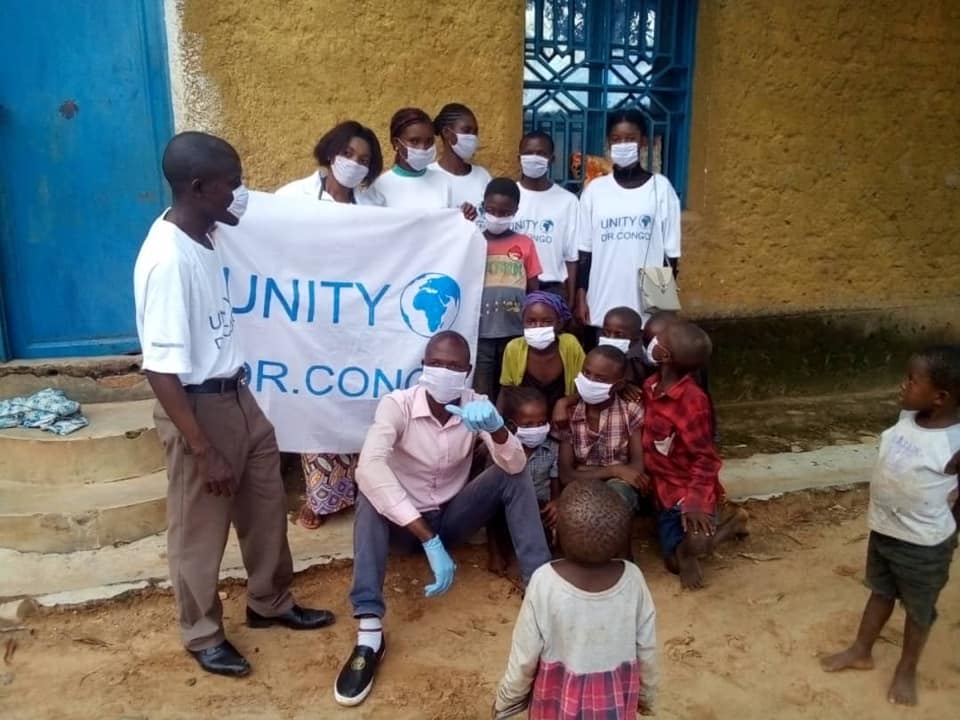 عائلة فقيرة في الكونغو تتلقى أقنعة واقية و معقمات للوقاية من فيروس كورونا UNITY ONG