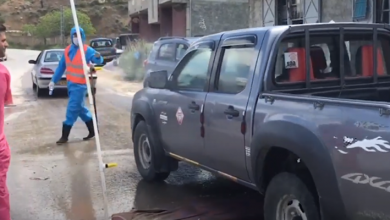 شباب ينشؤون مركزا لتعقيم المركبات عند مدخل مدينتهم في سطيف