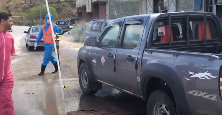شباب ينشؤون مركزا لتعقيم المركبات عند مدخل مدينتهم في سطيف